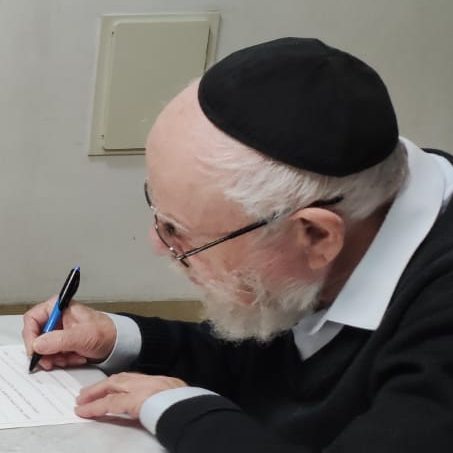 הרב דב ליאור חותם על טופס הצטרפות