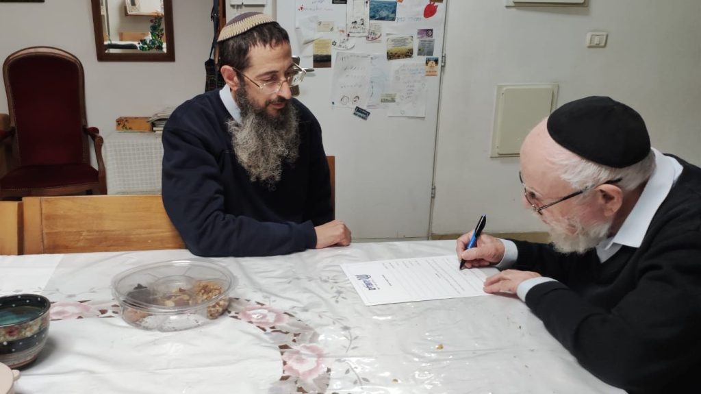 הרב-דב-ליאור חותם על הצטרפות לתנועת ירושלים